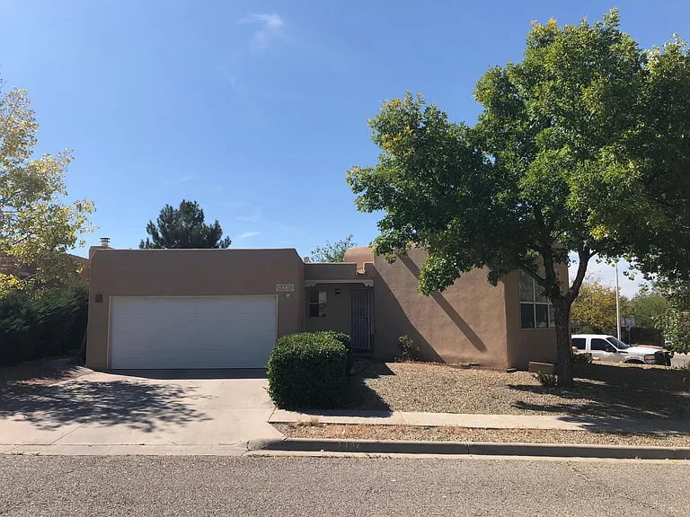 2324 Las Casitas — Photo 2