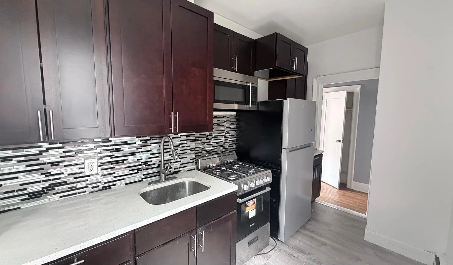 149 Zabriskie St — Photo 1