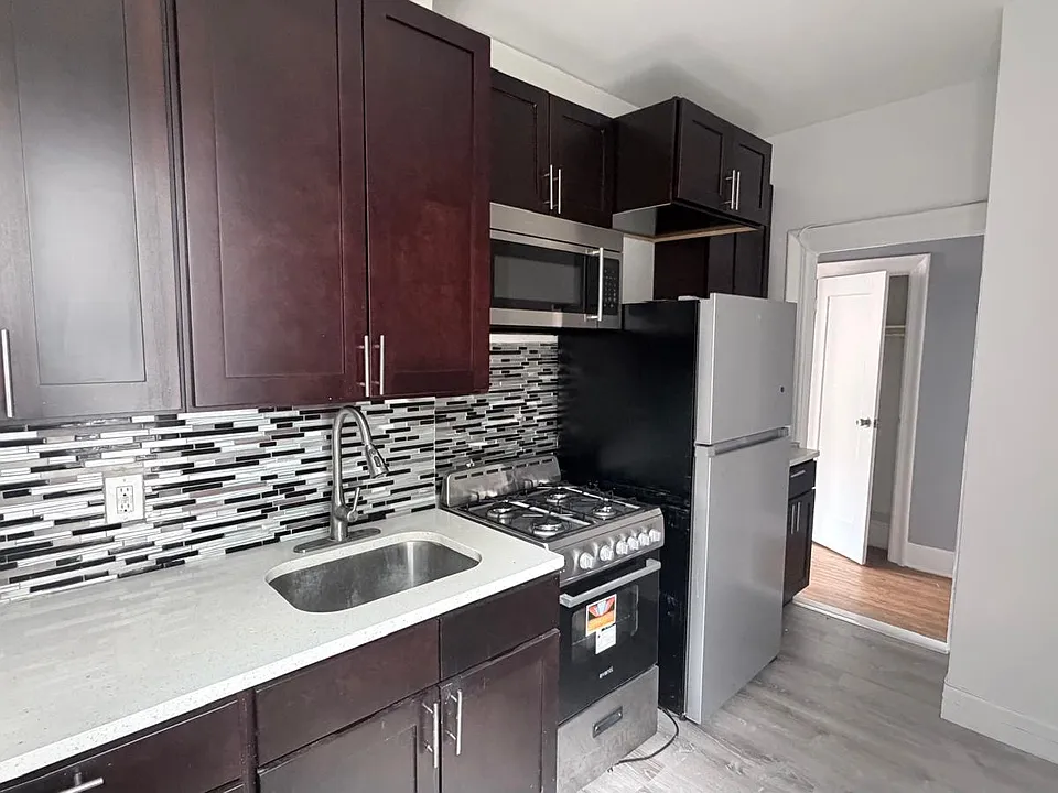 149 Zabriskie St #21E