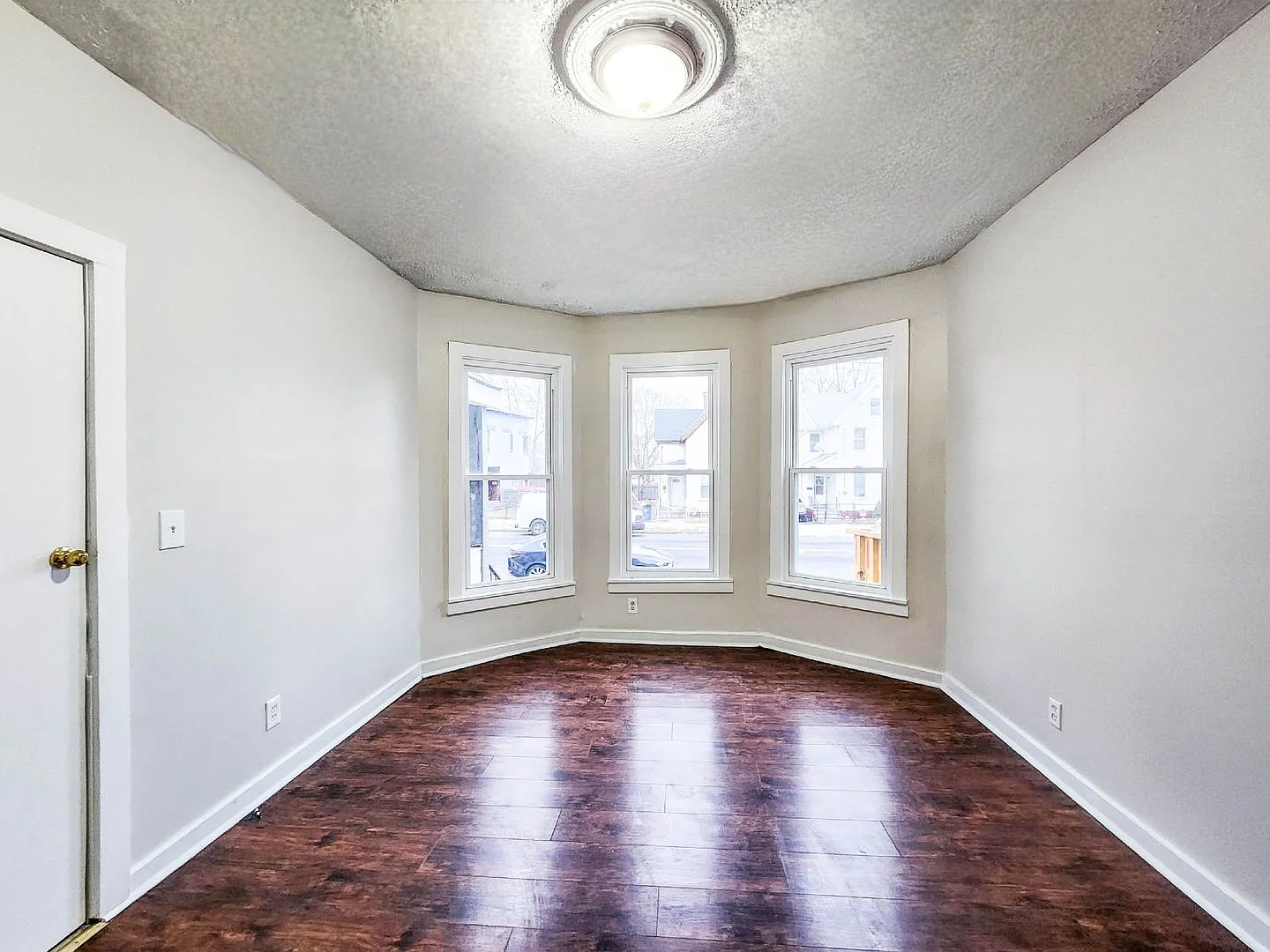 2 Bedroom Apartment Near Science Hill — Photo 2