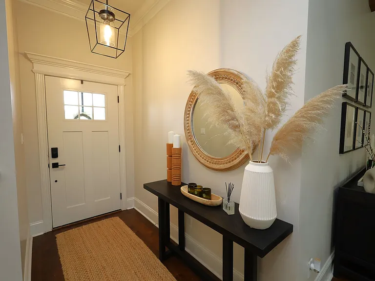 4025 Gramercy Dr — Photo 2