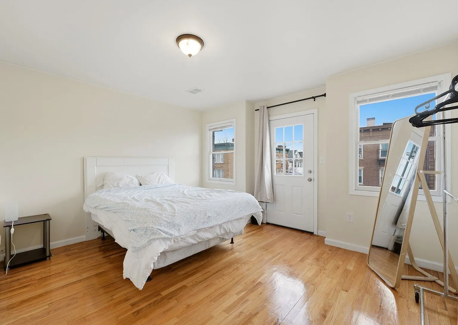 3 bed, 2.0 bath, 1000 sqft, $2,350 — Photo 1