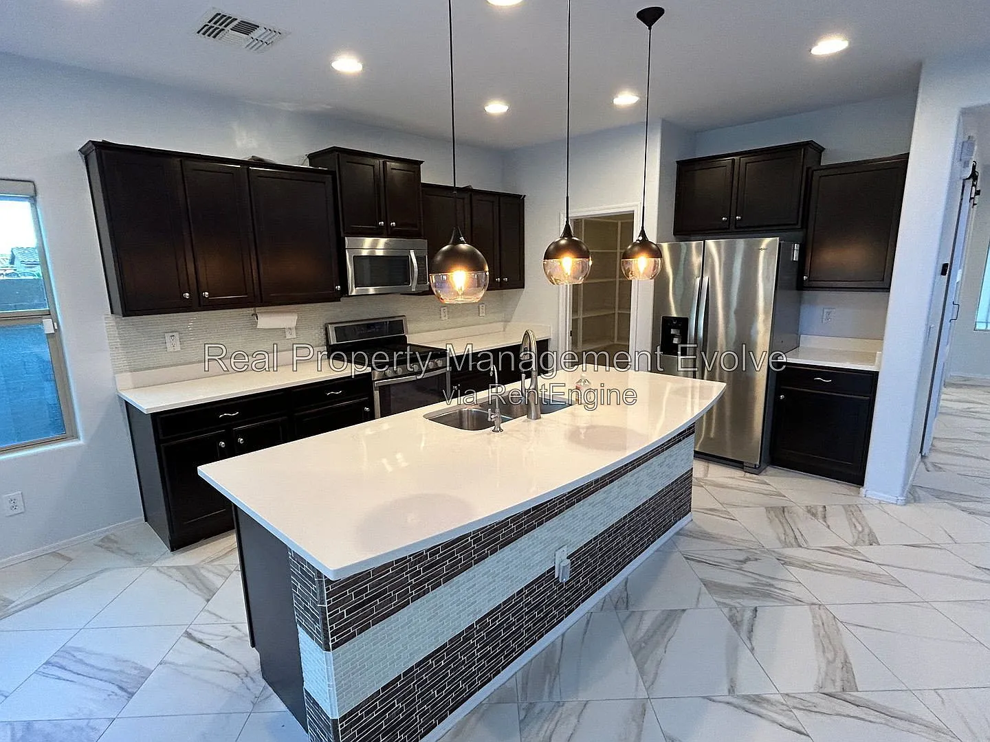 4 bed, 3.5 bath, 2826 sqft, $3,850 — Photo 3
