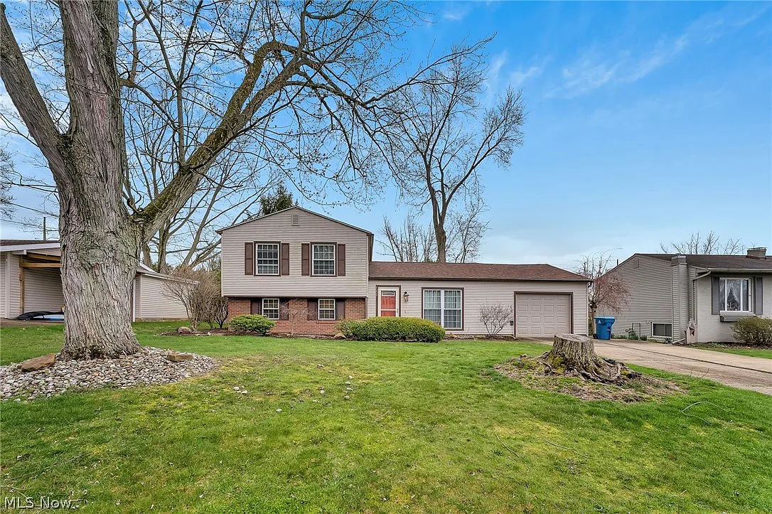 8238 Longview Dr NE photo 1