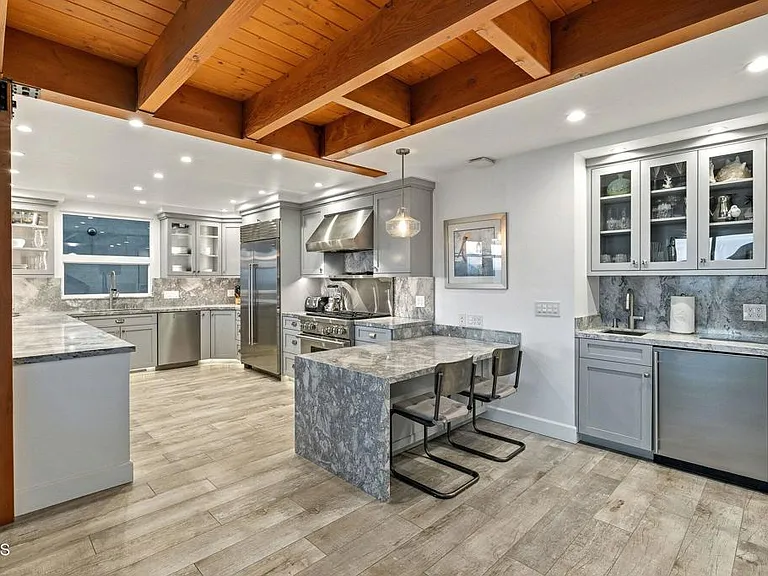3373 Ocean Dr — Photo 6
