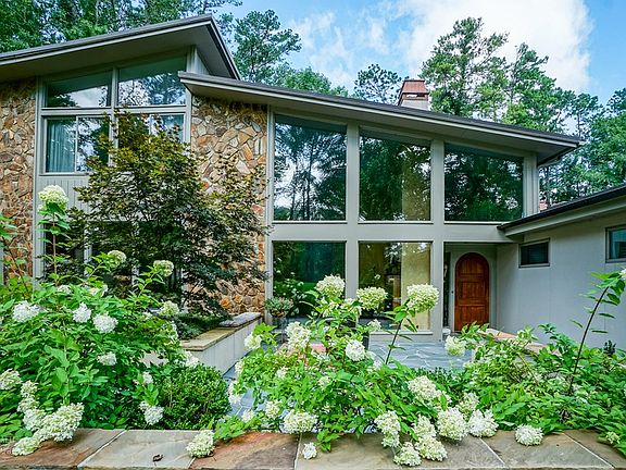 2nd image of 2975 N Hillandale Cir