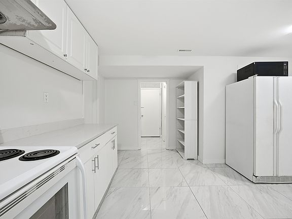 3rd image of 1106 Duthie Ave