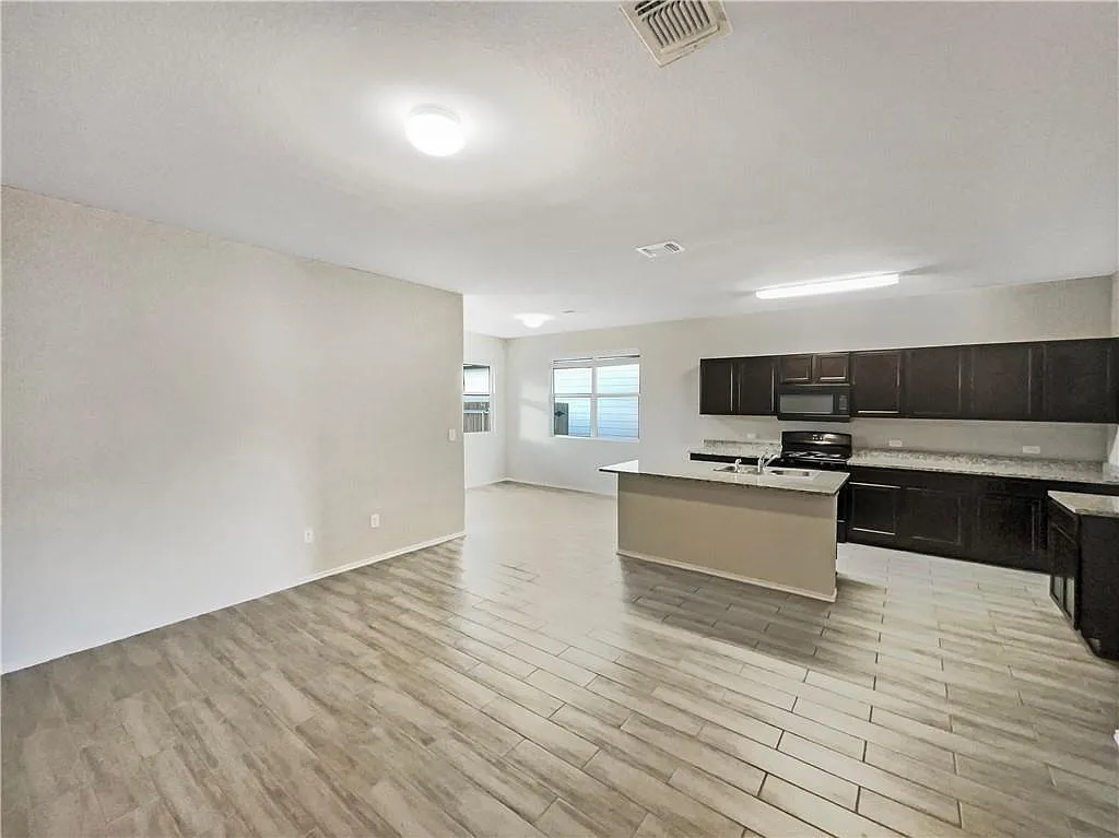 3 bed, 2.0 bath, 1401 sqft, $1,850 — Photo 2