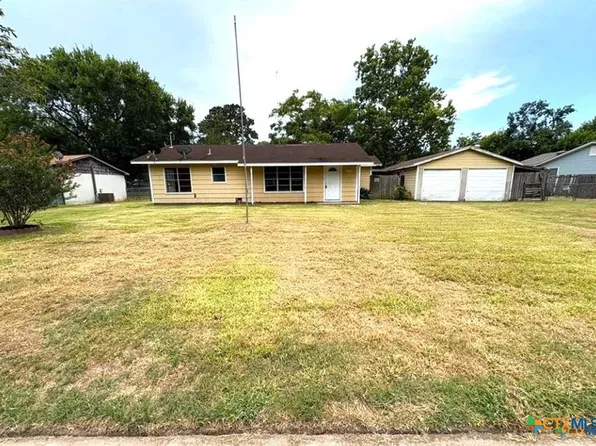 1203 N East St, Edna, TX 77957