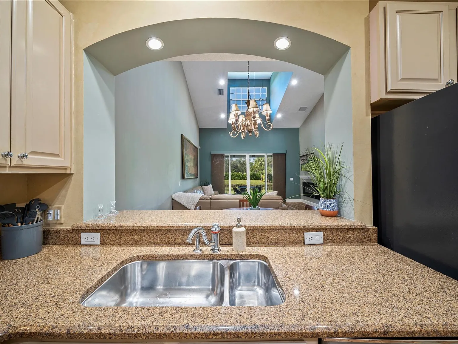 3 bed, 2.5 bath, 1867 sqft, $2,700 — Photo 4