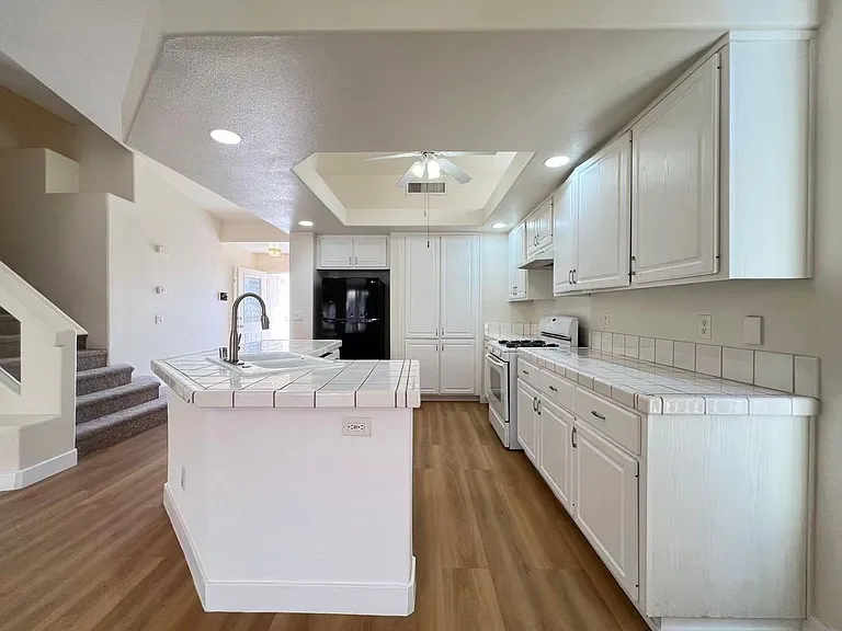 8704 Autumn Valley Ave — Photo 4