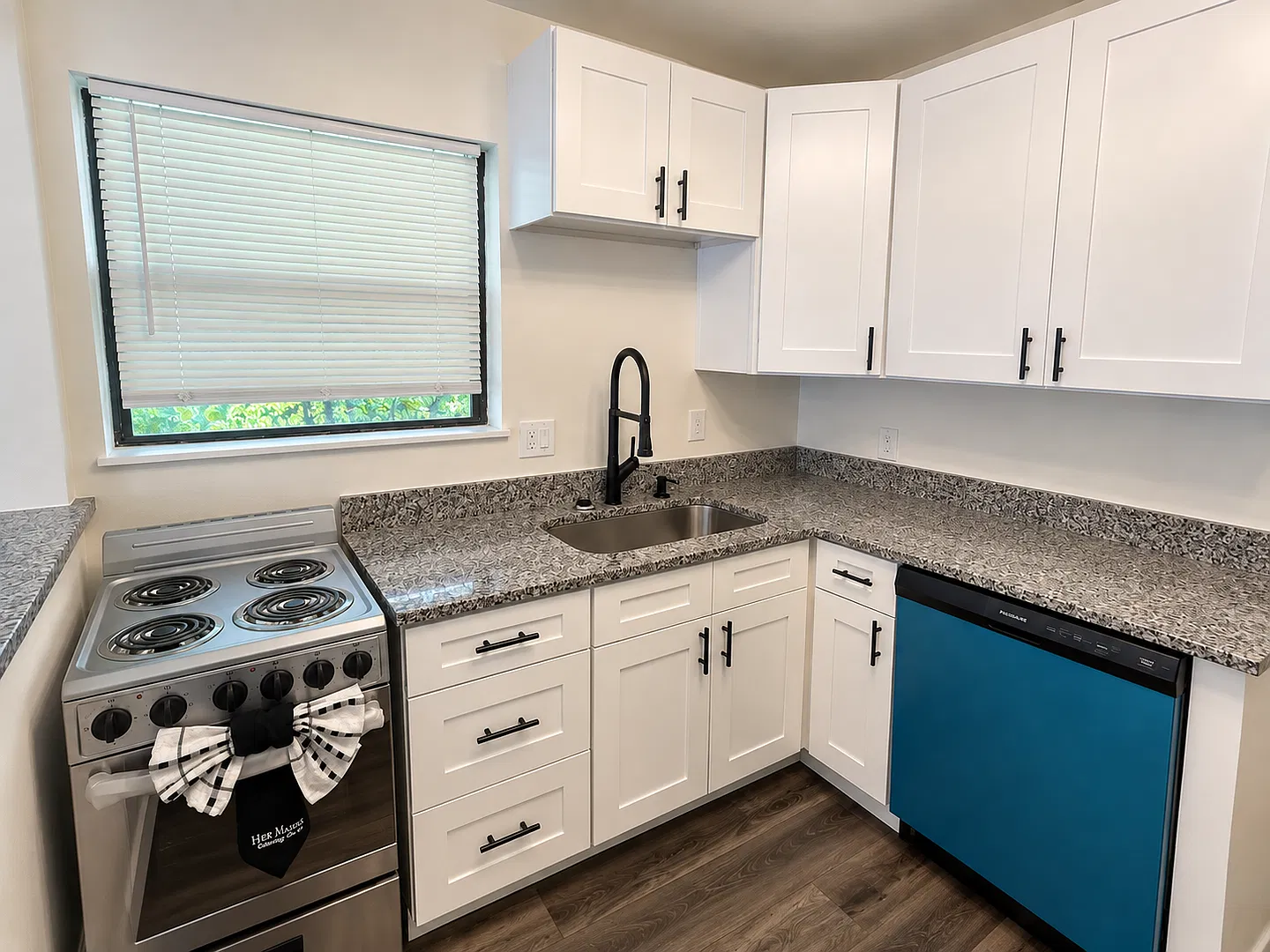 Half Off Rent! 1 Bed/1 Bath in SoDo With Shared Pool — Photo 4