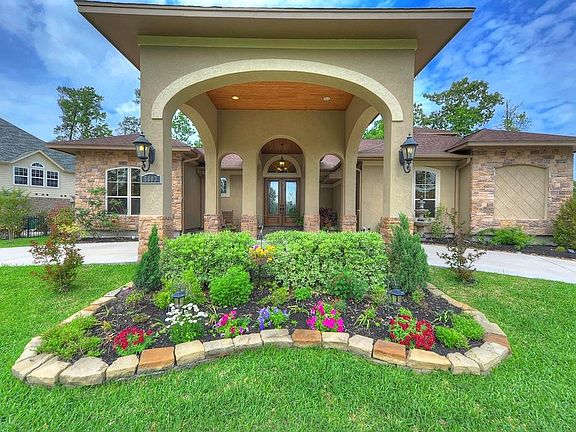 Lushly Landscaped Lawn with Full Sprinkler System!