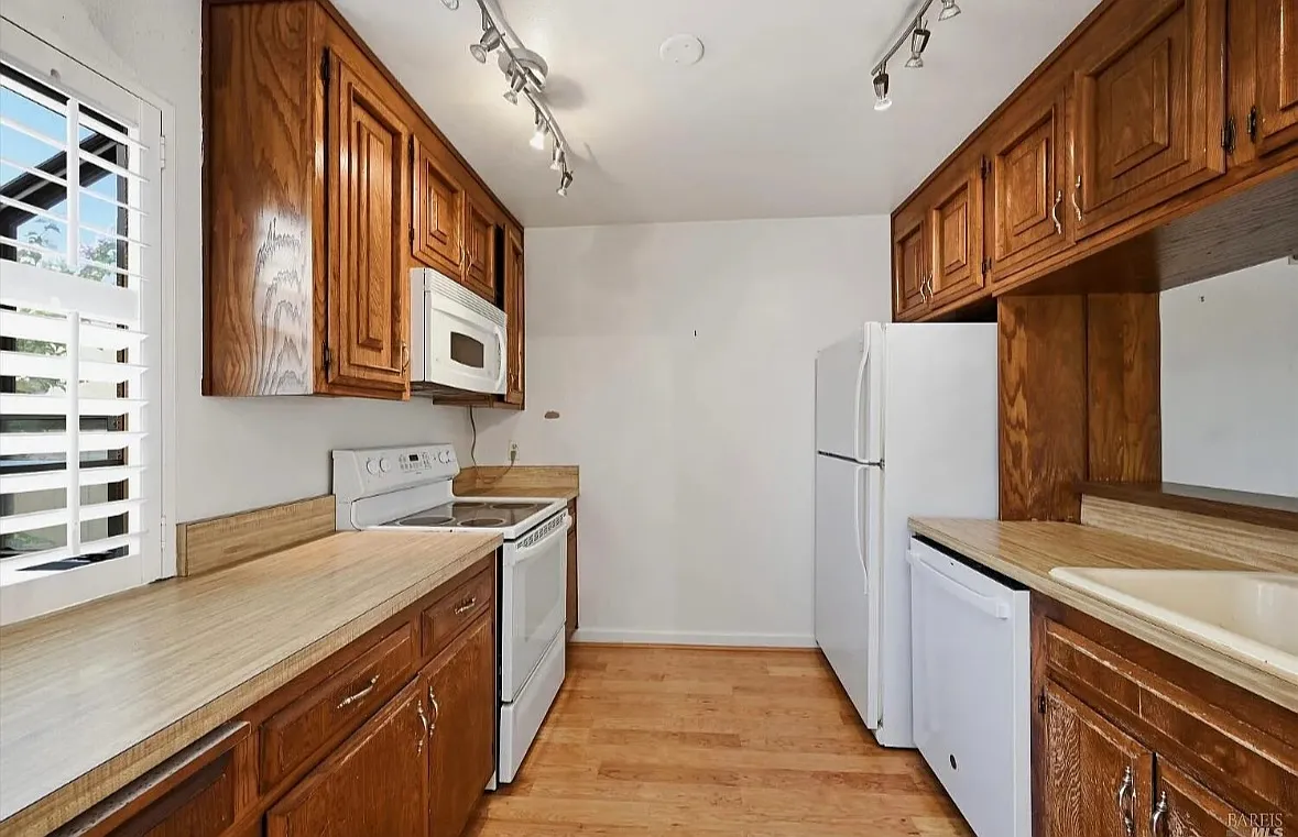 3 bed, 2.5 bath, $3,500 — Photo 3