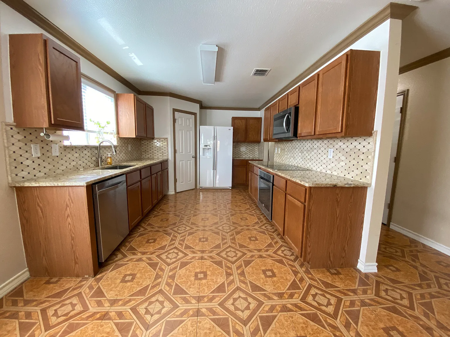 5 bed, 3.5 bath, 3030 sqft, $2,250 — Photo 4