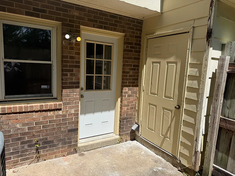 206 Royal Forest Ct — Photo 3