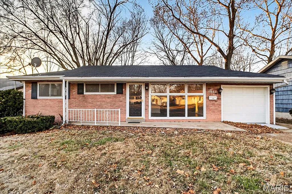 1865 Clover Ln photo 1