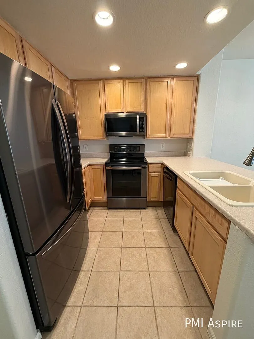 3 bed, 2.0 bath, 1455 sqft, $2,300 — Photo 4