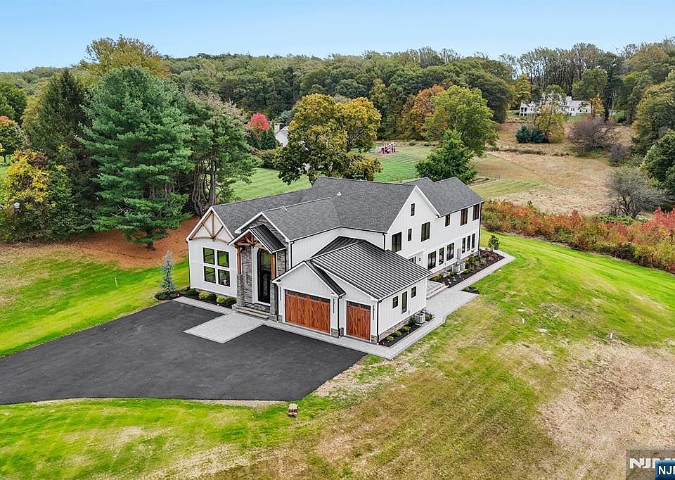 1st image of 465 Cherry Ln