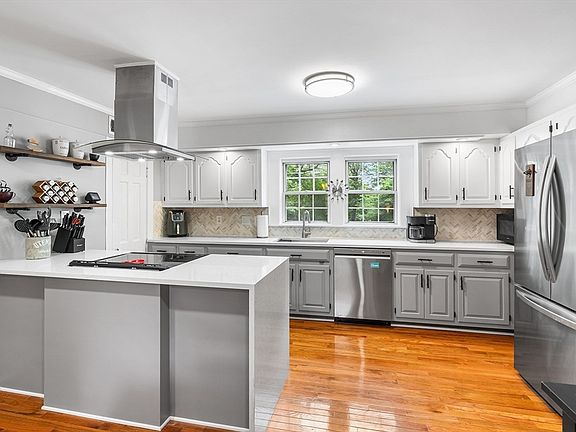 5th image of 165 Storrs Ave
