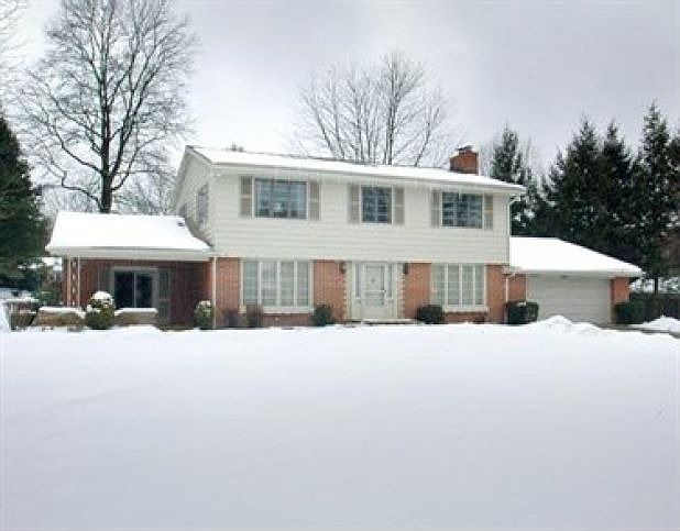 1st image of 916 Country Club Dr