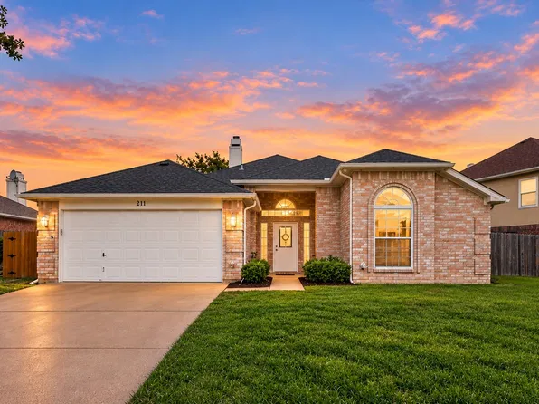 211 Ember Glen Dr, Arlington, TX 76018
