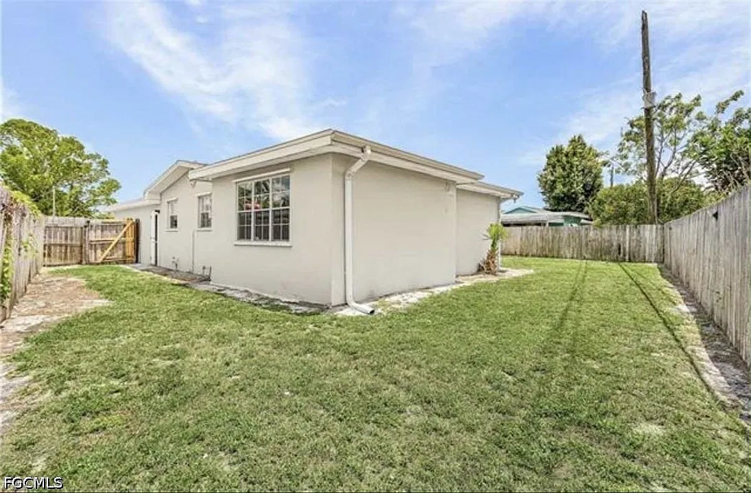 3 bed, 2.0 bath, 1300 sqft, $2,500 — Photo 4