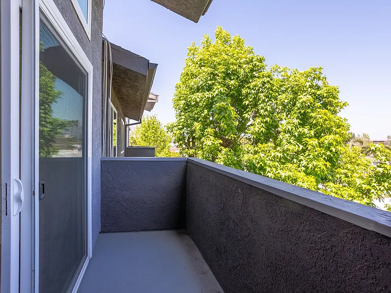 110 S Sweetzer Ave — Photo 37
