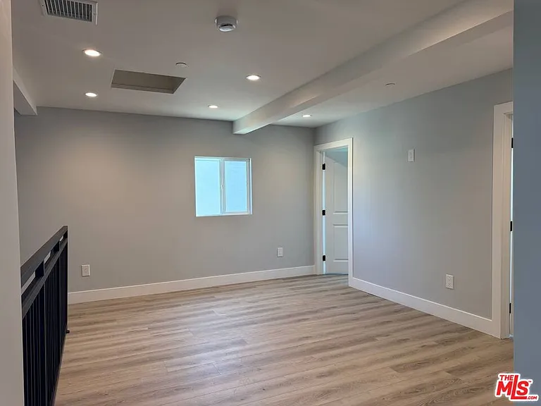 19100 Victory Blvd — Photo 15