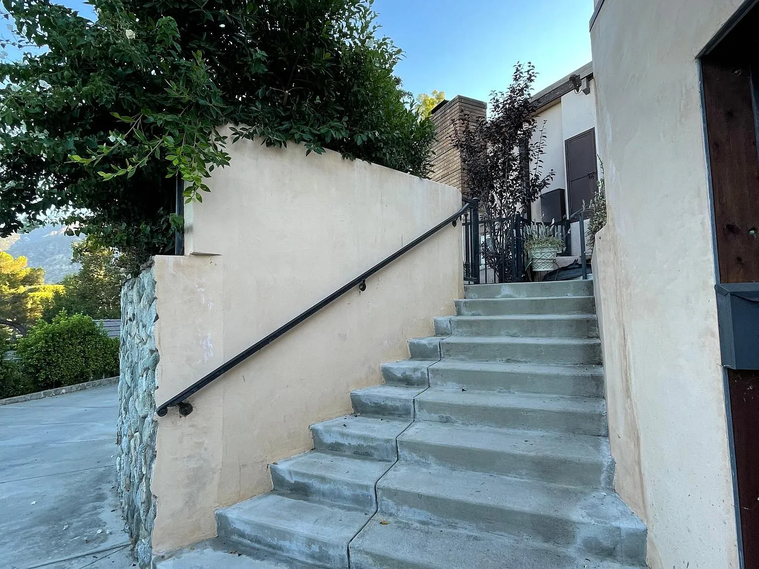1445 Edgecliff Ln — Photo 2