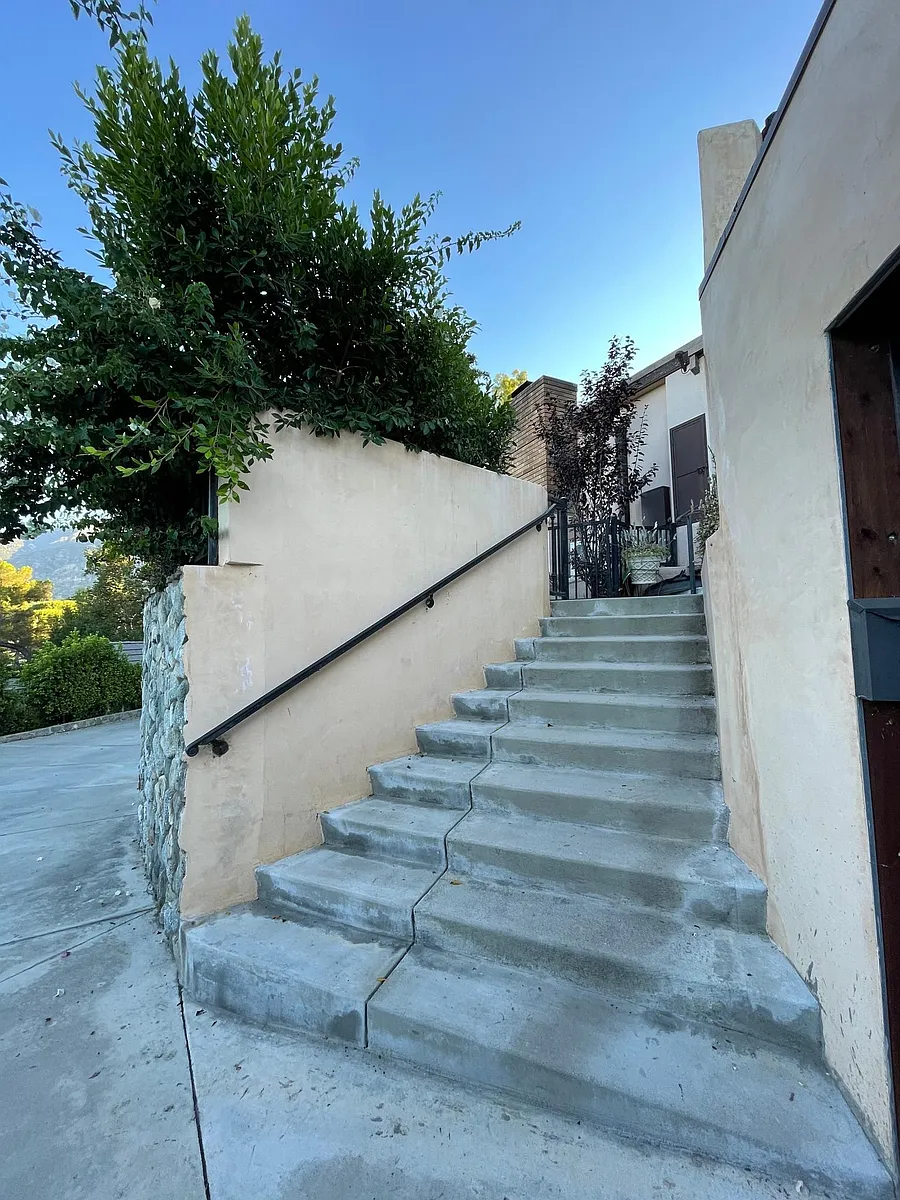 Building Photo - 1445 Edgecliff Ln #A