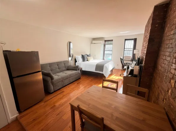 426 W 46th St APT 3D, New York, NY 10036