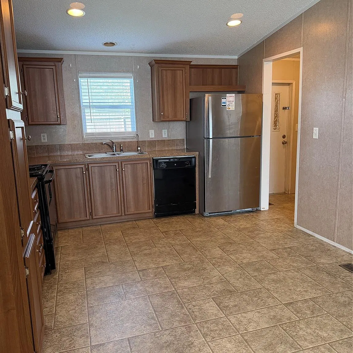 2 bed, 2.0 bath, $1,400 — Photo 3