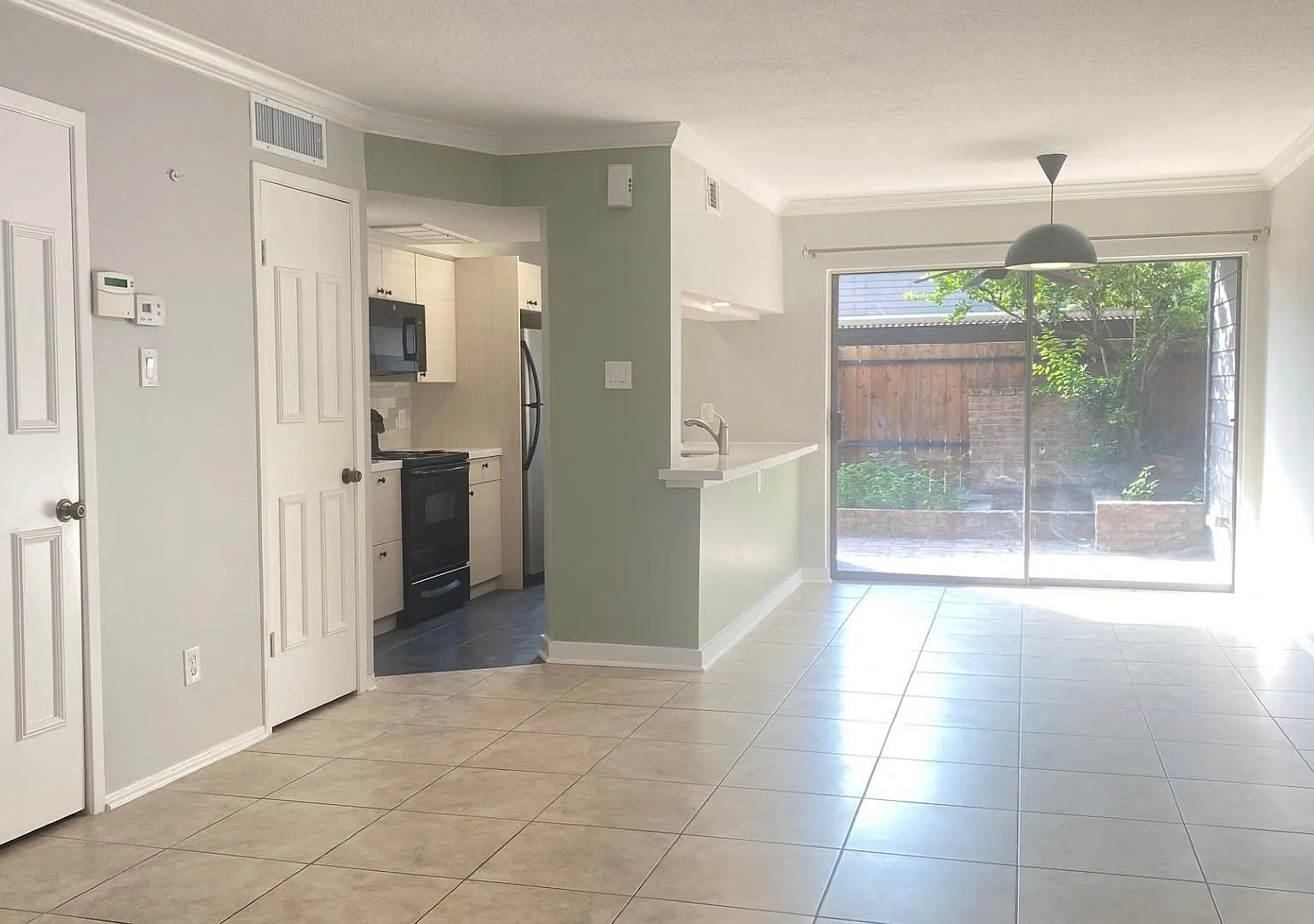 2 bed, 2.5 bath, 1212 sqft, $2,000 — Photo 3