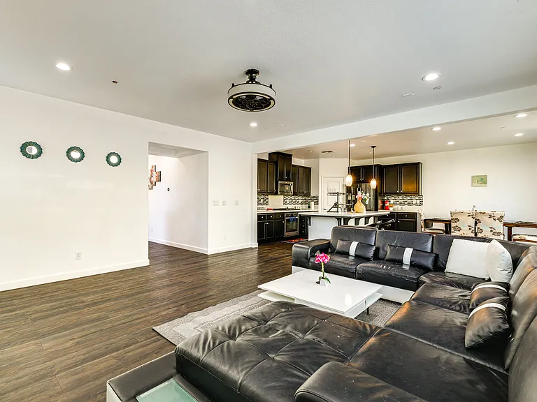 564 E Marcello Ave — Photo 2