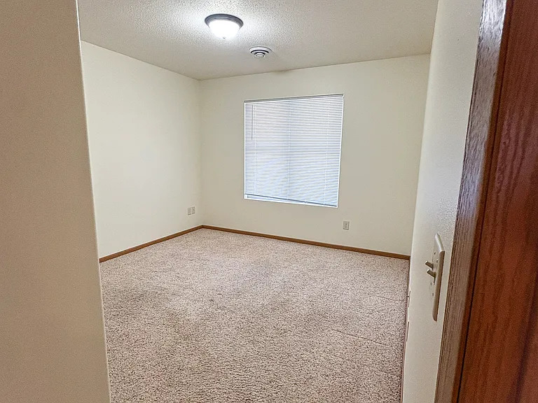 1012 W Shorewood Dr — Photo 17