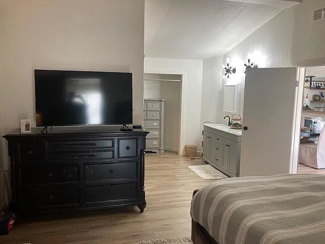 master bed/bath- on suite