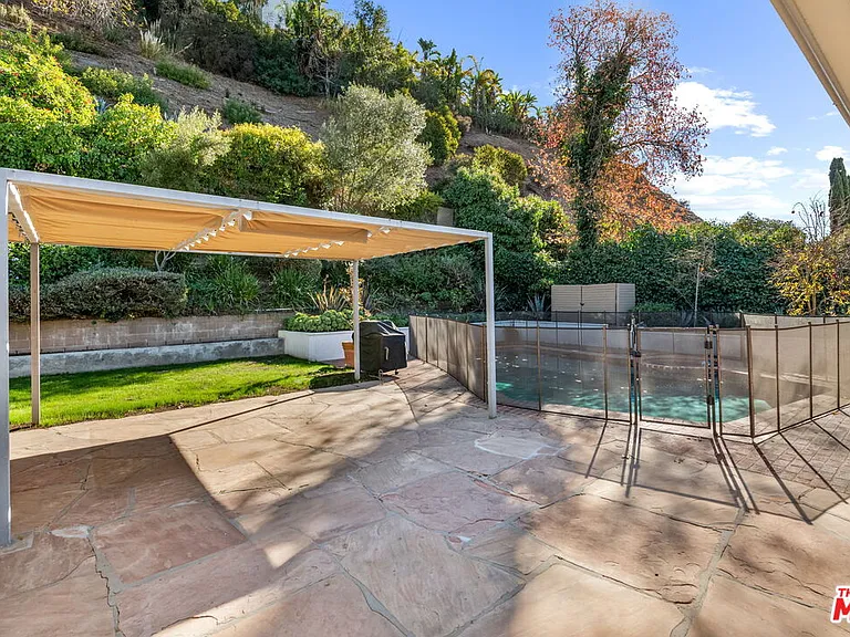 1836 N Doheny Dr — Photo 41