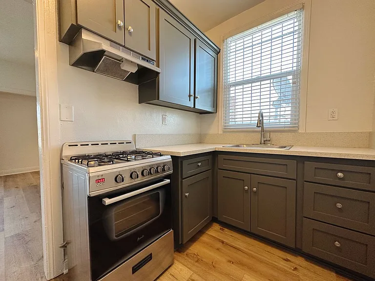 Studios available in East Hollywood, Los Angeles — Photo 16