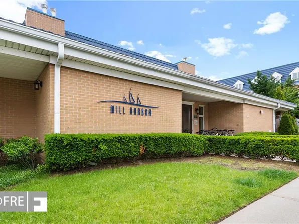 1940 Bergen Avenue image 2 of 42