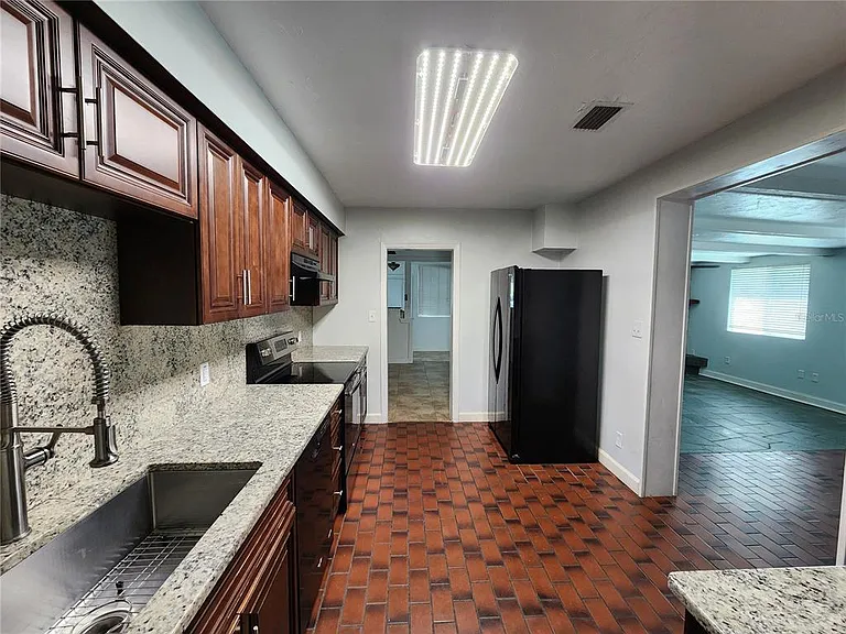 1014 NE 10th Pl — Photo 27