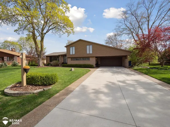 2479 Golden Shores Ct, Fenton, MI 48430