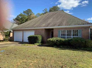 11 Spring Lake Cir, Pearl, MS 39208