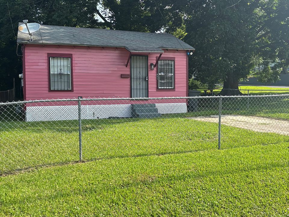 Fence front yard 
Available for Rent Now!