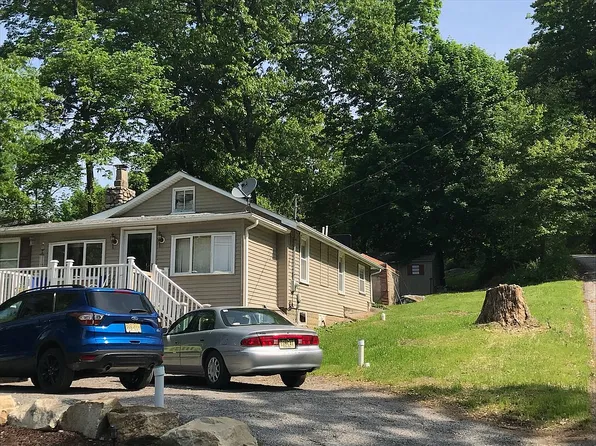 15 Lakeside Dr NW, Sussex, NJ 07461