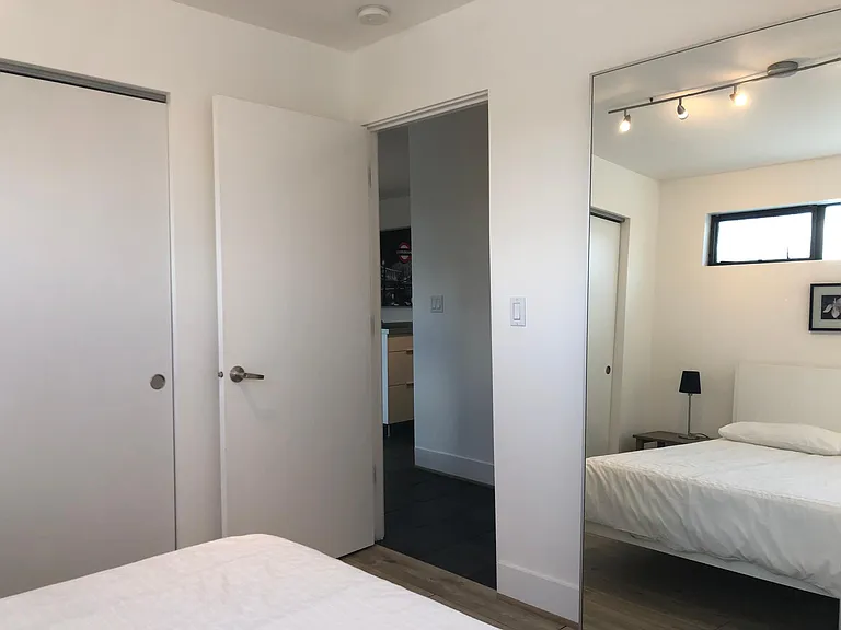 2404 Thorndyke Pl W #5 — Photo 8