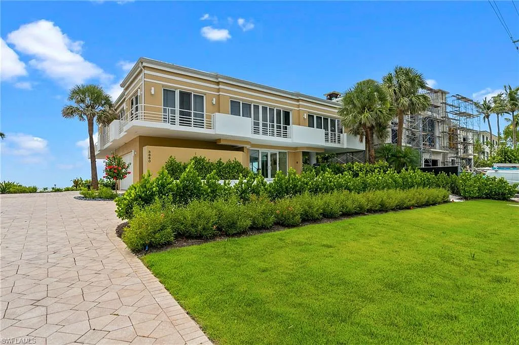 4 bed, 4.0 bath, 4240 sqft, $100,000 — Photo 4
