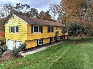 4 Pebble Rd, Monroe, CT 06468