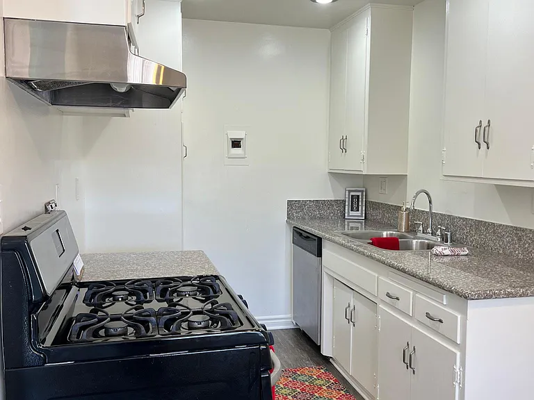 Krisden Apts — Photo 8