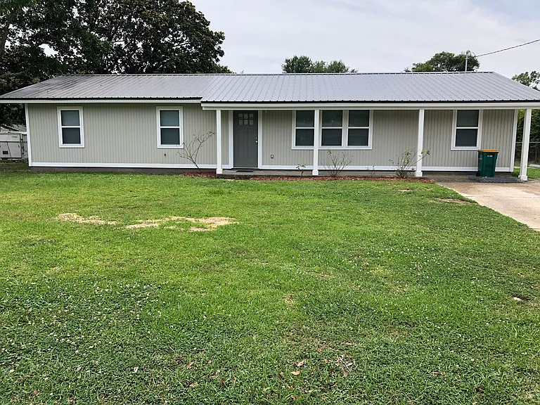 18 Linda Ln — Photo 1